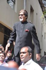 Amitabh Bachchan greets fans on his birthday outside his residence on 11th Oct 2012 (12).JPG